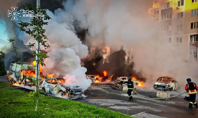 На Київщині рятувальники ліквідовують наслідки атаки дронів у Бучанському районі