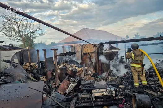 На Сумщині рятувальники ДСНС гасили пожежі під загрозою повторних ударів РФ