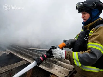 У Херсоні рятувальники загасили пожежу після удару російського FPV-дрона