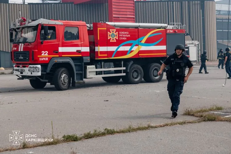 У Харкові російський дрон влучив у будівлю торговельного центру