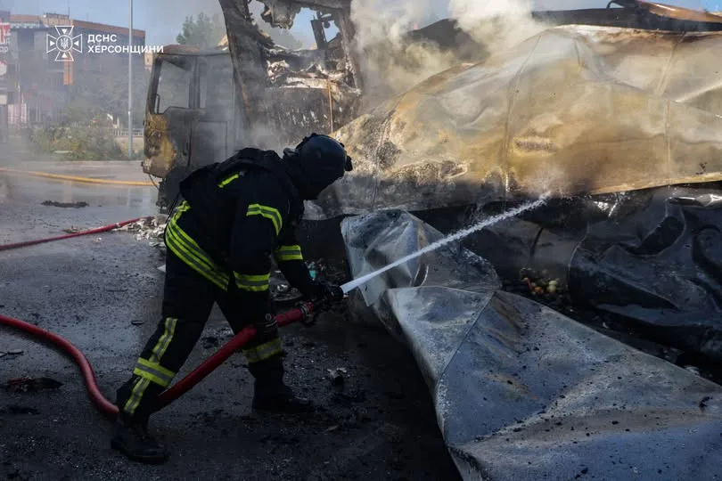 У Херсоні російський FPV-дрон підпалив вантажівку з продуктами