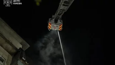Нічна атака РФ по Києву спричинила пожежу в багатоповерхівці у Святошинському районі