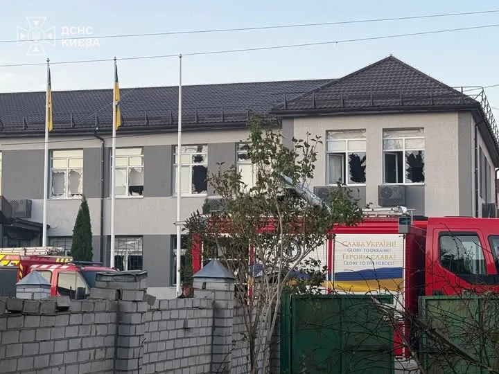 Російська атака по Києву: у Святошинському районі пошкоджені будинки