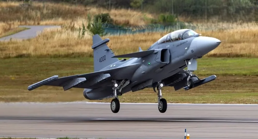 Двомісний винищувач Gripen F здійснив перший політ у Швеції