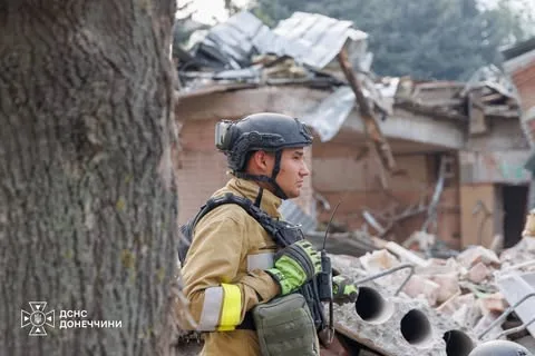 У Краматорську з-під завалів будинку після авіаудару дістали тіло загиблого
