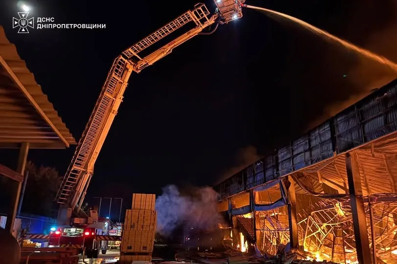 На Дніпропетровщині рятувальники ліквідували наслідки понад 20 російських атак за ніч