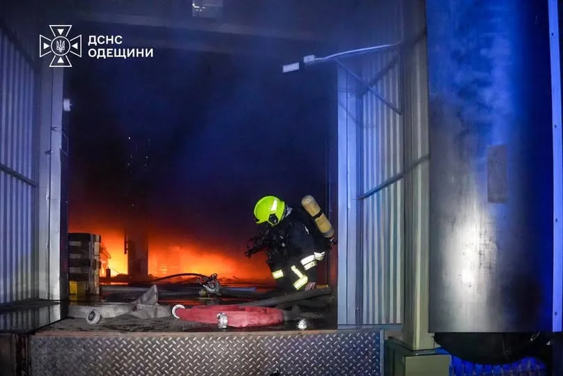 Нічна атака РФ по Одещині спричинила пожежу та поранення трьох людей