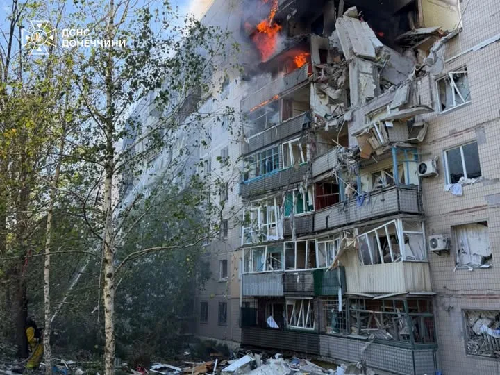 Російські війська 30 разів обстріляли Донеччину, у Слов’янську та Краматорську горіли багатоповерхівки
