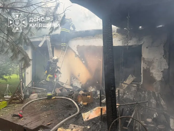 Атака БпЛА рф по Київщині: пожежі в житловому секторі та двоє постраждалих