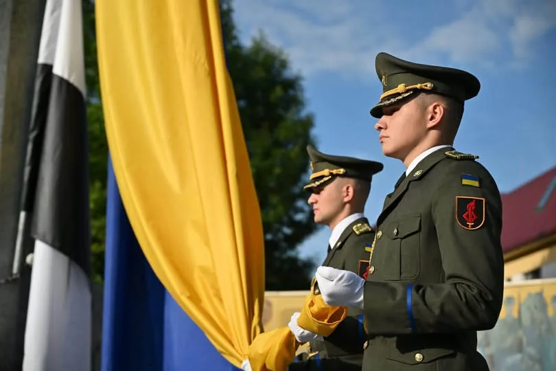 У Львові захисниця Маріуполя Еліна Мединіна підняла Прапор Надії на підтримку полонених і зниклих безвісти