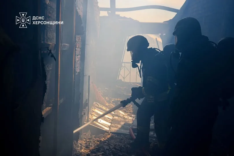 У Херсоні рятувальники загасили пожежу після удару російського FPV-дрона