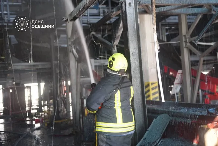 Росіяни атакували цивільну інфраструктуру Одещини, пошкоджено будівлю «Нової пошти»