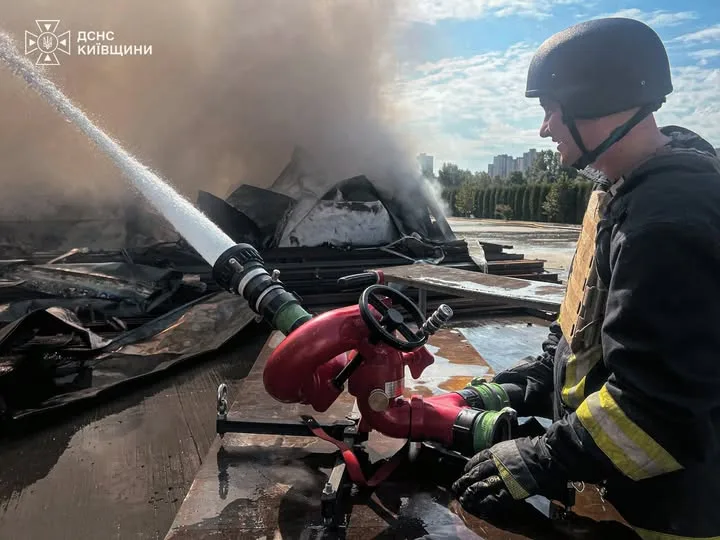 Російські удари спричинили пожежі на складах у Броварському та Бориспільському районах