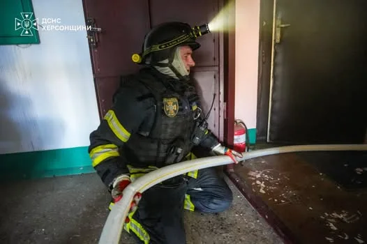 У Херсоні після удару російського FPV-дрона сталася пожежа в багатоповерхівці