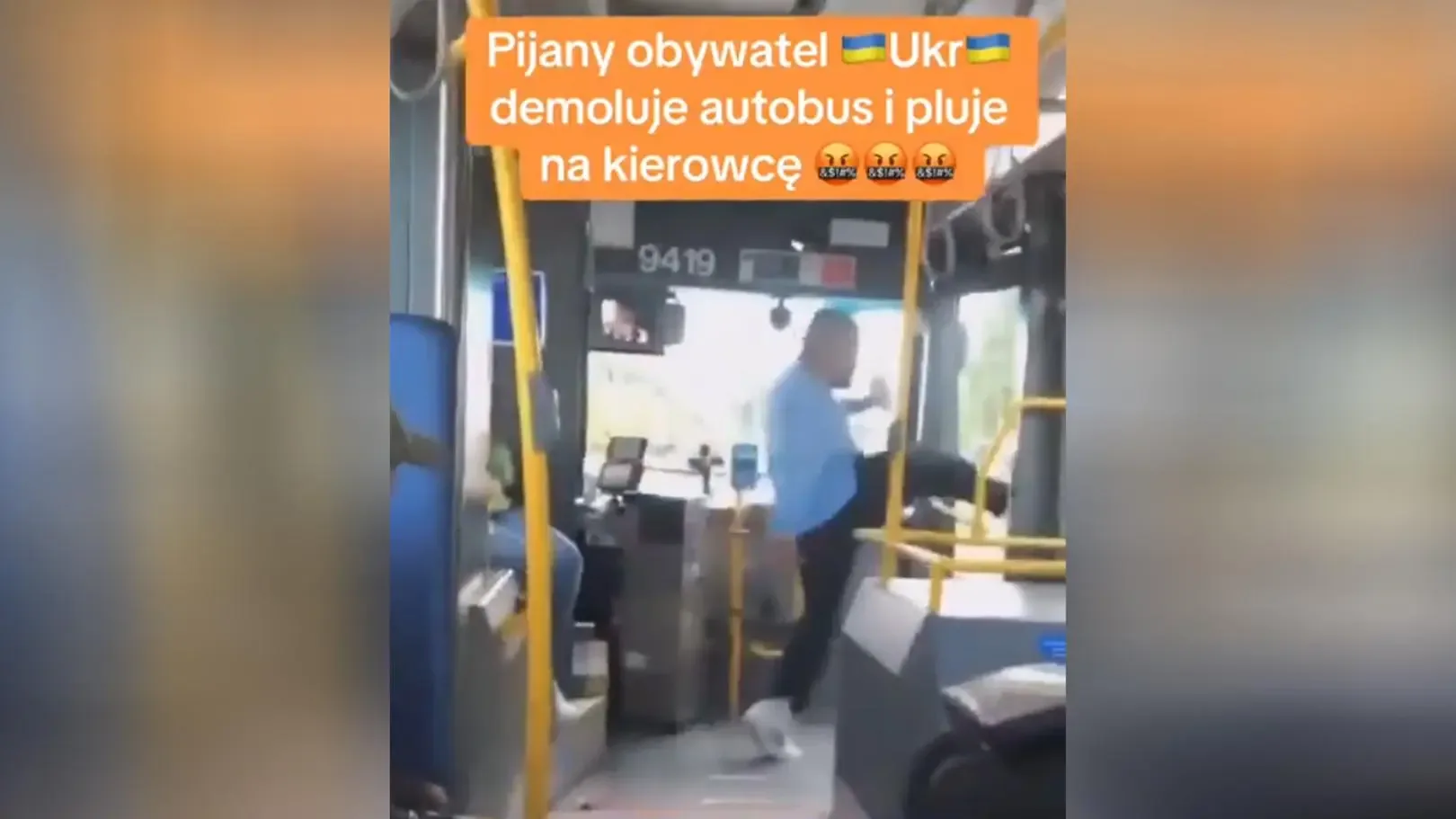 У мережі поширюють фейк про «п’яного українця», який ламає двері автобуса в Польщі