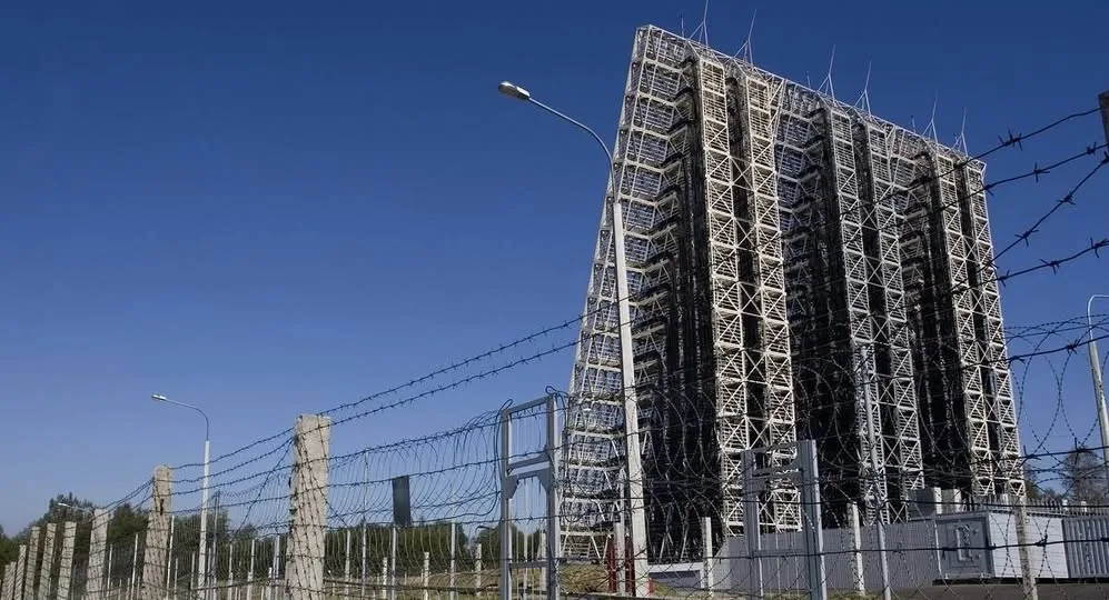 У Калінінградській області РФ РЛС «Воронеж-ДМ» закрили сітками