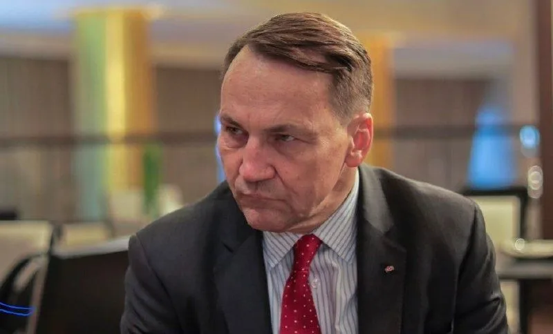 Глава МЗС Польщі Сікорський закликав союзників обговорити перехоплення ракет РФ над Україною