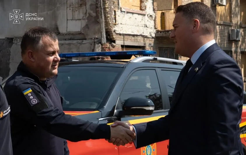 Голова ДСНС Андрій Даник та міністр оборони Британії Вес Стрітінг оглянули наслідки ударів по Києву