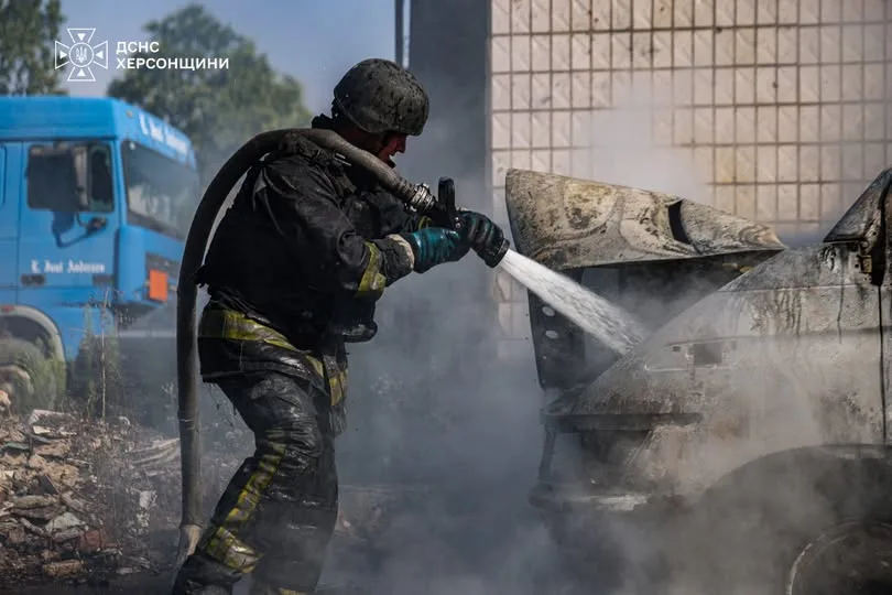 У Херсоні FPV-дрон росіян підпалив вантажівку та будівлю підприємства