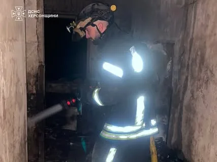 У Херсоні рятувальники витягли чоловіка з квартири, що загорілася після удару БпЛА РФ