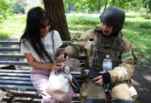 У Харкові рятувальники дістали кота з понівеченої російським ударом багатоповерхівки