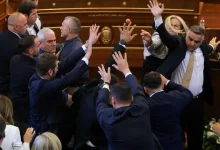 В парламенті Косова опозиційна депутатка закидала яйцями прем’єра Альбіна Курті