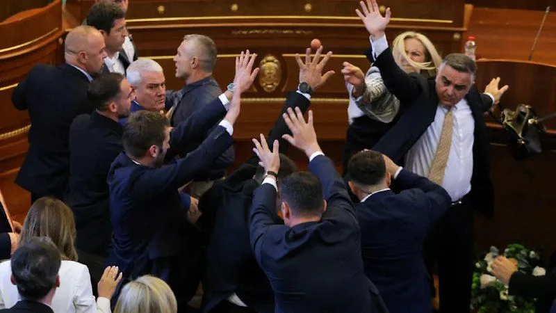 В парламенті Косова опозиційна депутатка закидала яйцями прем’єра Альбіна Курті