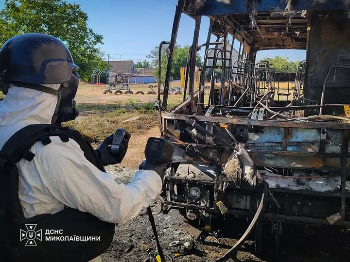 Російські війська вдарили по ліцею в Миколаєві, загиблих немає