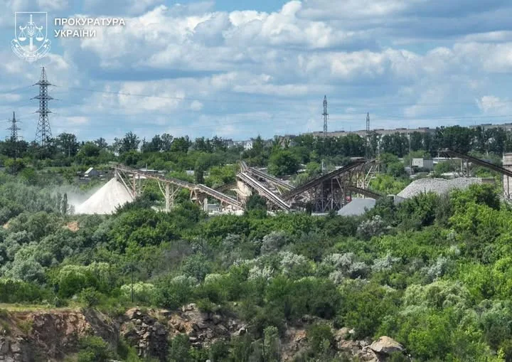 Сімом учасникам схеми незаконного видобутку граніту на Кіровоградщині повідомлено про підозру