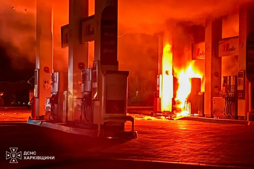 У Харкові російський обстріл спричинив пожежу на АЗС без жертв