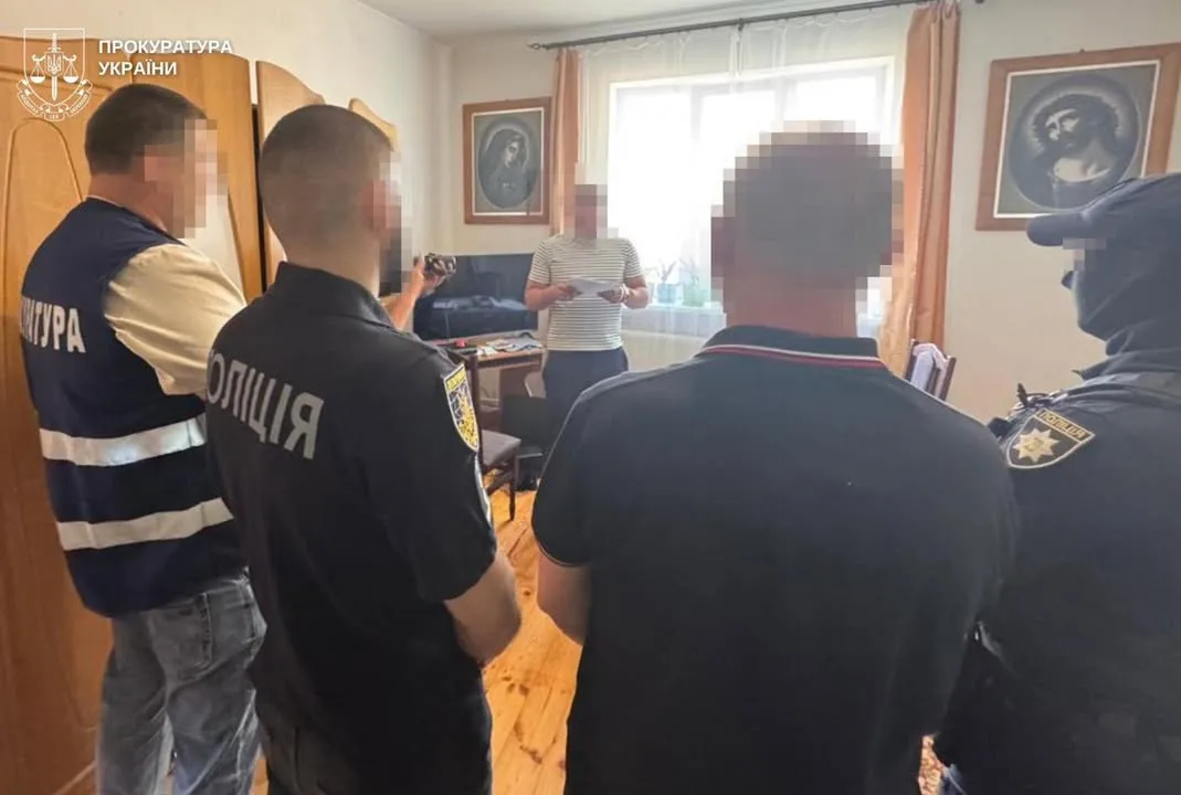 На Львівщині прийомного батька підозрюють у систематичному зґвалтуванні неповнолітньої вихованки