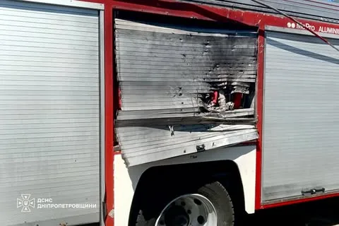 У Нікопольському районі РФ атакувала рятувальників під час гасіння пожежі