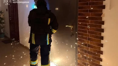 У Херсоні FPV-дрон РФ влучив у дев’ятиповерхівку, пожежу ліквідовано