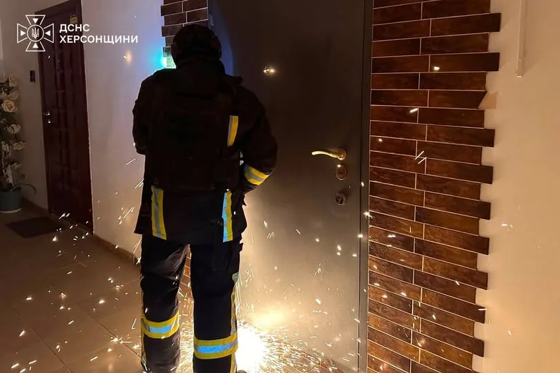 У Херсоні FPV-дрон РФ влучив у дев’ятиповерхівку, пожежу ліквідовано