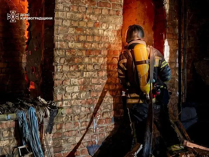 На Кіровоградщині після російського удару сталася пожежа в Кропивницькому районі