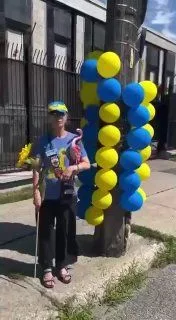 У Канаді співробітник посольства РФ щодня знищує синьо-жовті кульки