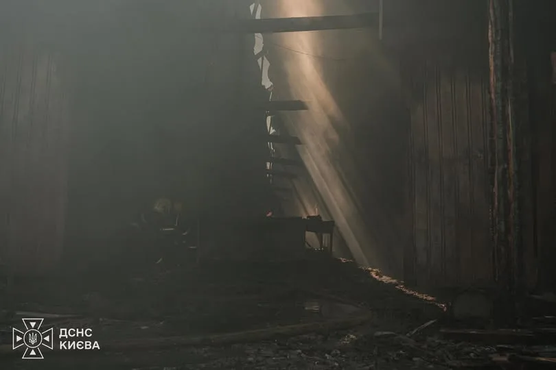 У Києві триває ліквідація наслідків обстрілу в Оболонському районі