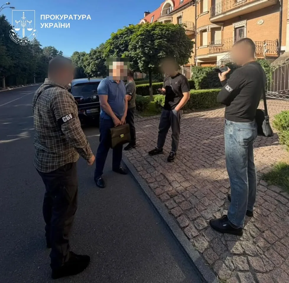 Власнику групи компаній та його сину повідомлено про підозру у пособництві державі-агресору