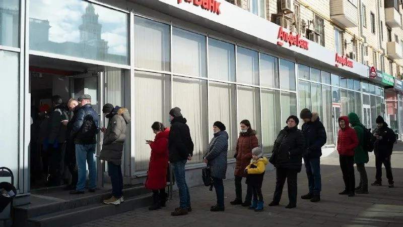 The Washington Post: росіяни масово знімають гроші з банків через страх конфіскацій