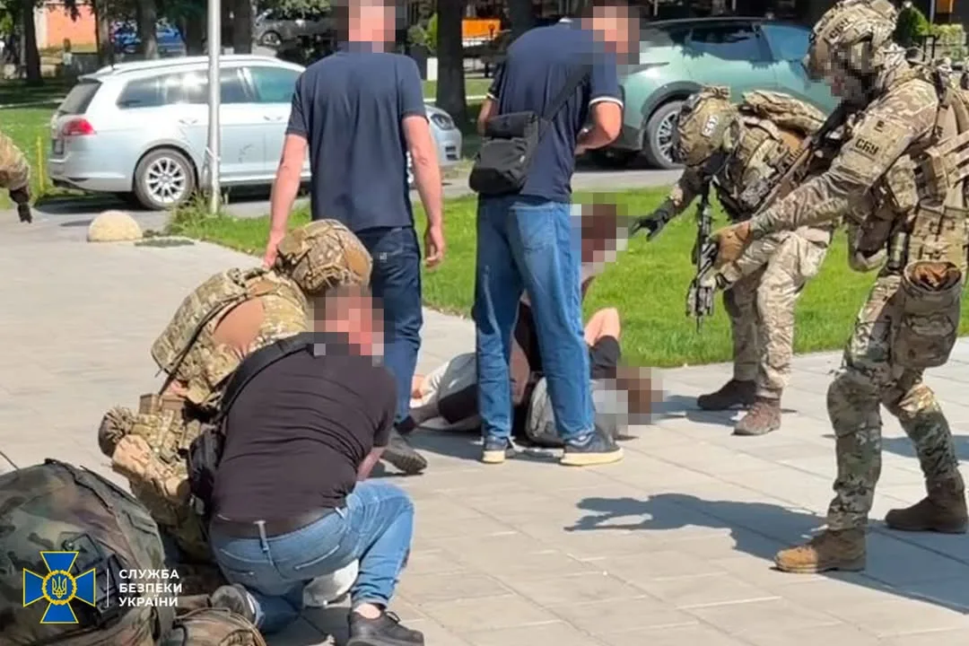 СБУ затримала іноземців, які на замовлення рф підпалили електропідстанцію у Чернівцях