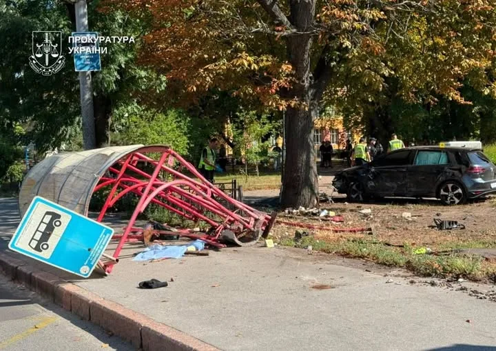 23-річному водію, який в’їхав у зупинку в Києві, повідомлено про підозру