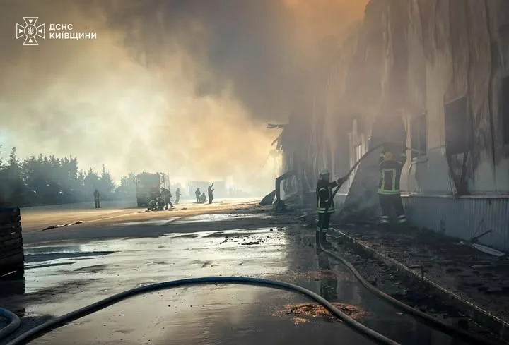 ДСНС гасить пожежі після російської атаки на Київщині: є загиблий і поранені