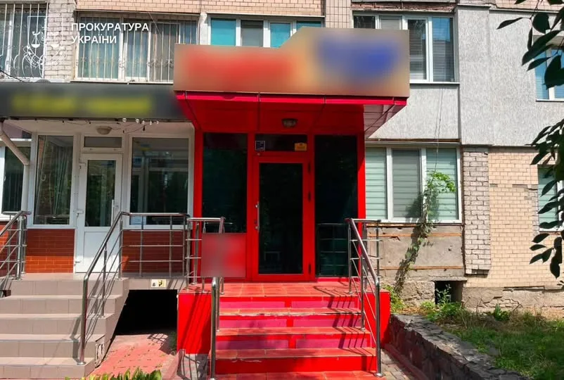 На Хмельниччині директора мовного центру підозрюють у розбещенні двох учениць
