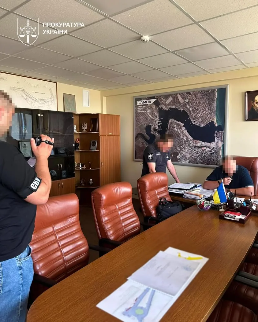 Посадовця Чорноморської філії АМПУ та представницю товариства підозрюють у вимаганні 500 тис.
