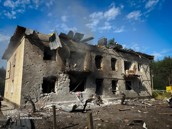 Російський ракетний удар по Балаклії: поранені двоє людей, одну жінку врятували з-під завалів