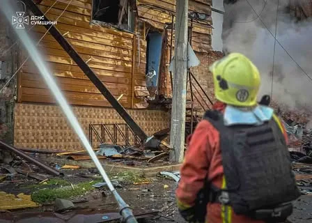 Російські обстріли Сумщини: поранено 12-річного хлопчика, згоріли будівлі