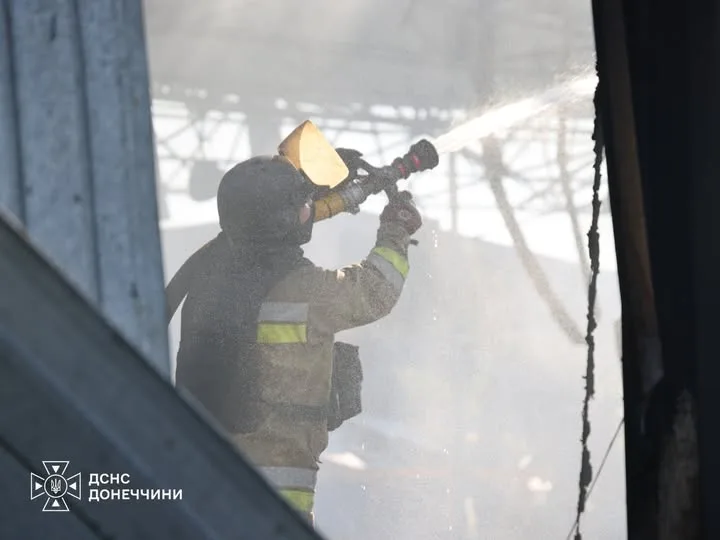 На Донеччині рятувальники ліквідували пожежі після атак РФ по Краматорській громаді