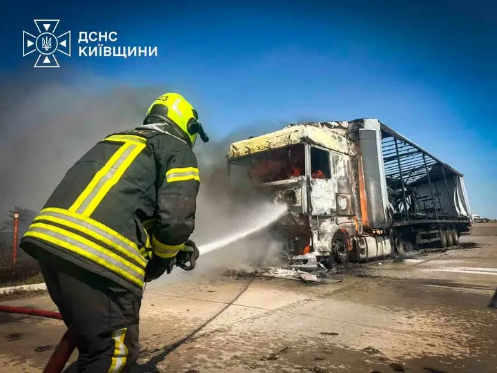 Атака РФ по автостоянці на Київщині: двоє загиблих і дев’ятеро поранених