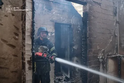 Російські FPV-дрони атакували район Херсона, загорілися склади та вантажівки