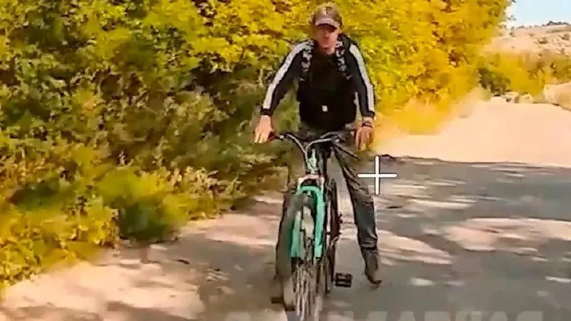 Російські військові атакували беззбройного велосипедиста FPV-дроном